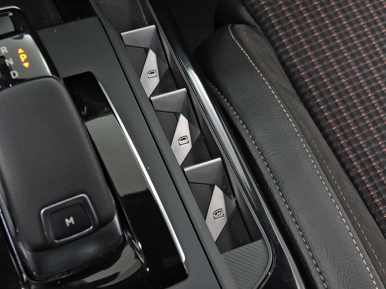 Foto DS Automobiles DS 3 36