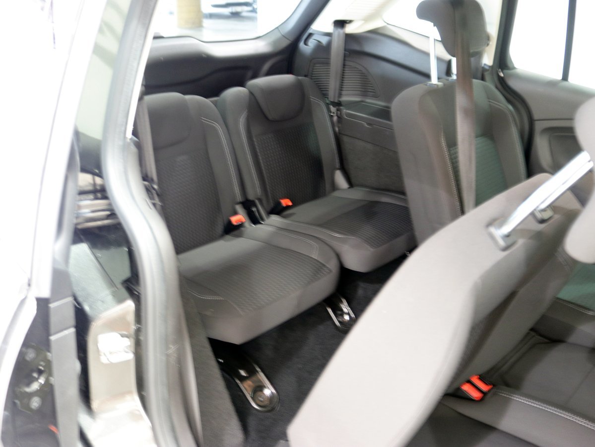 Foto Ford Grand C-MAX 15