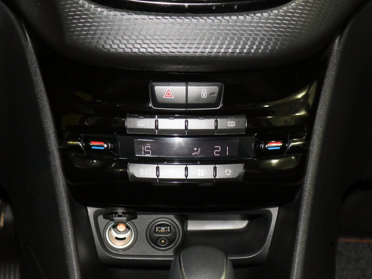 Foto Peugeot 208 10