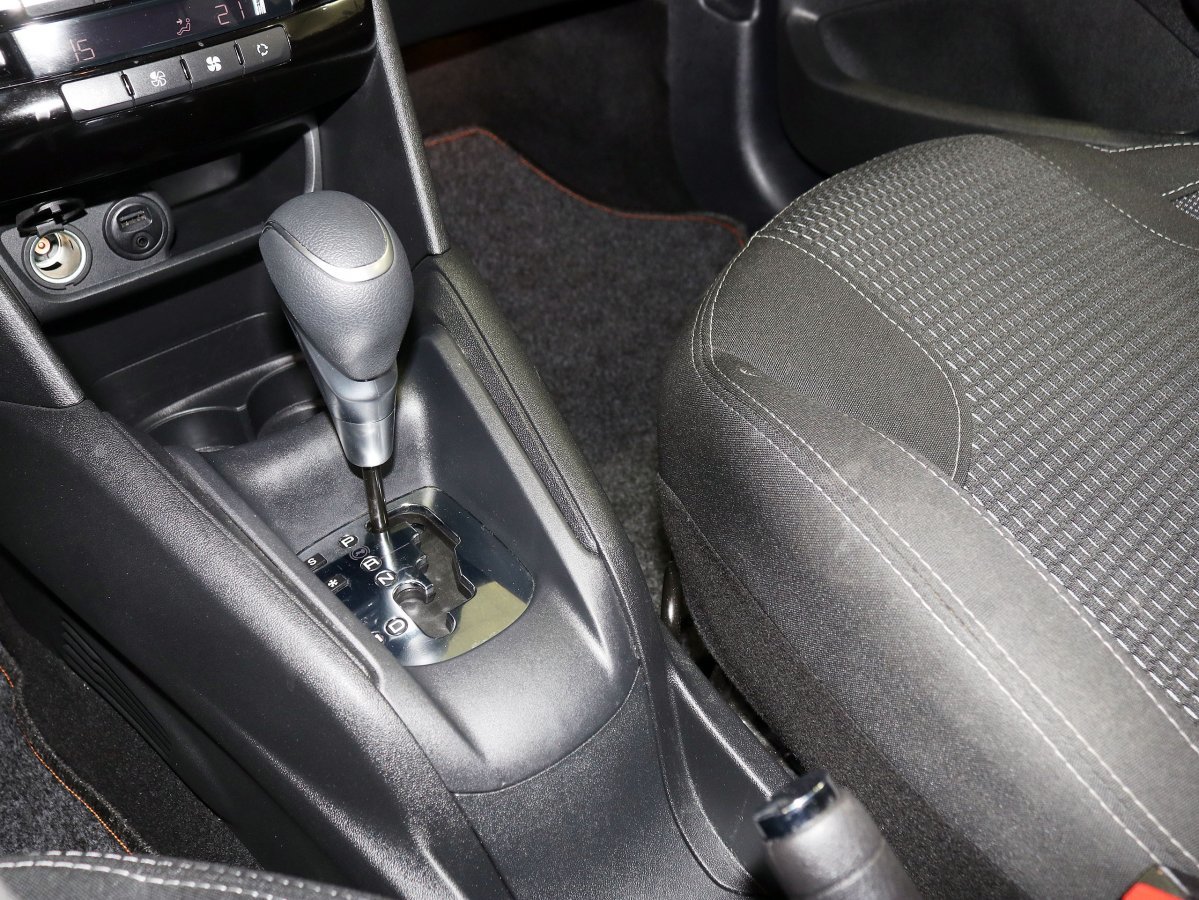 Foto Peugeot 208 11