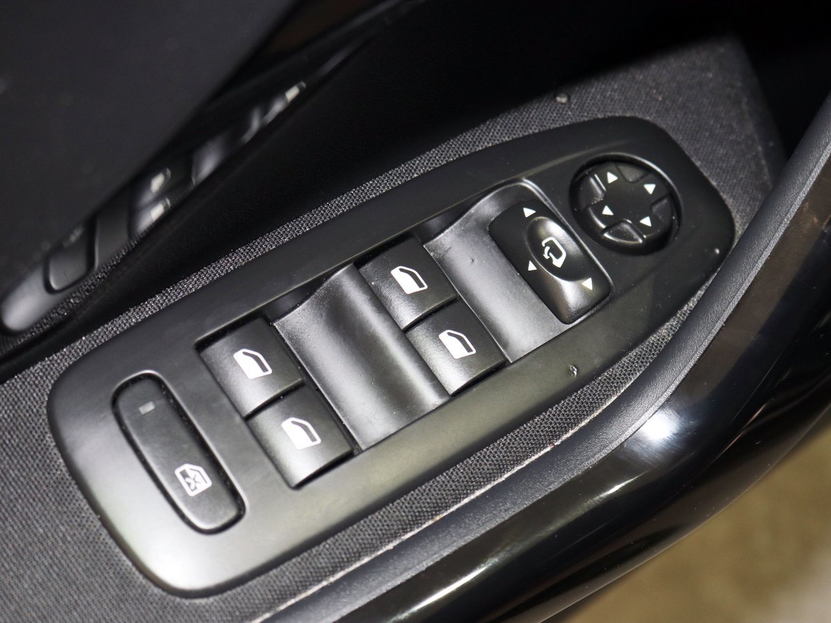 Foto Peugeot 208 12