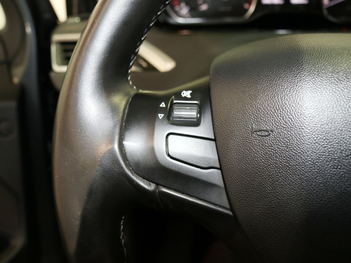 Foto Peugeot 208 16